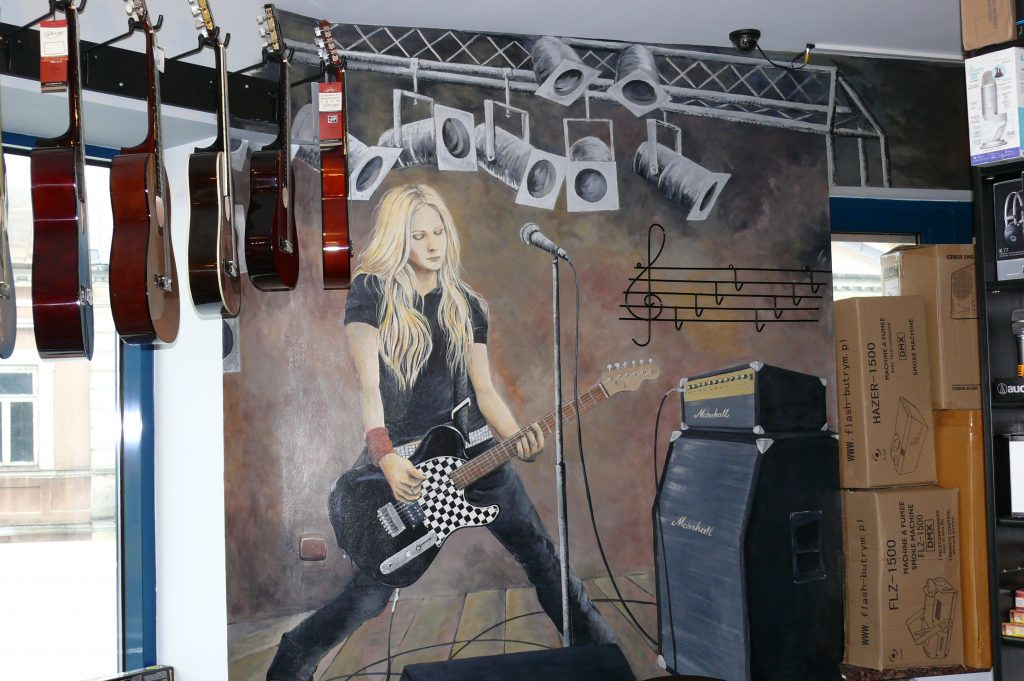 Mural w sklepie muzycznym, malowanie Avril Lavigne