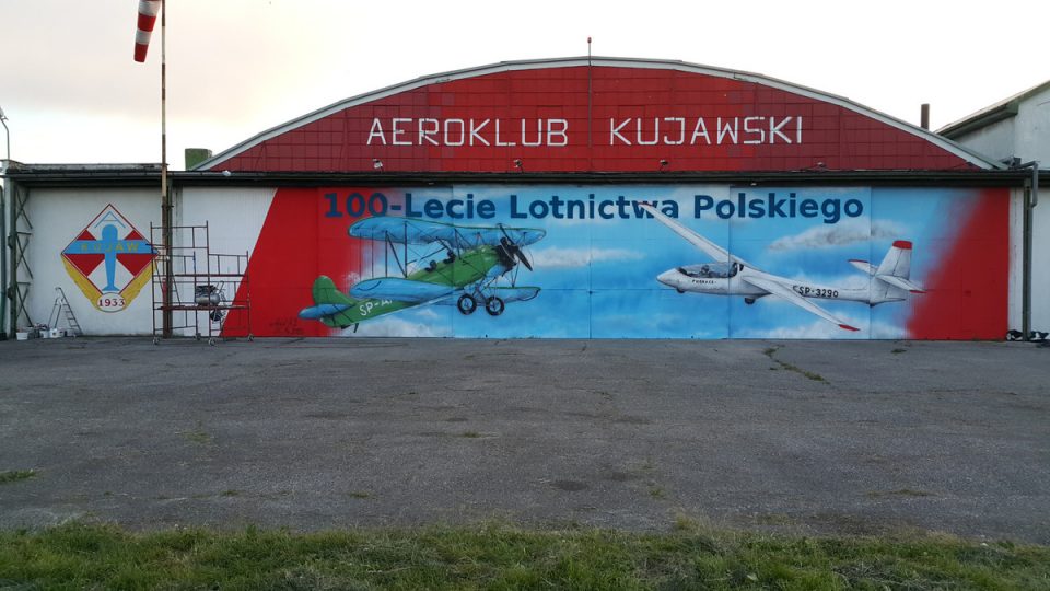 Mural w inowrocławskim aeroklubie namalowany na 85 lecie klubu