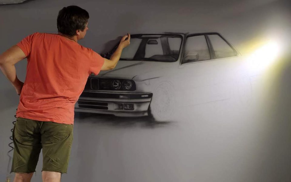 Artystyczne malowanie ściany w garażu, mural BMW, Ciekawy pomysł na aranżację garażu, malowanie BMW