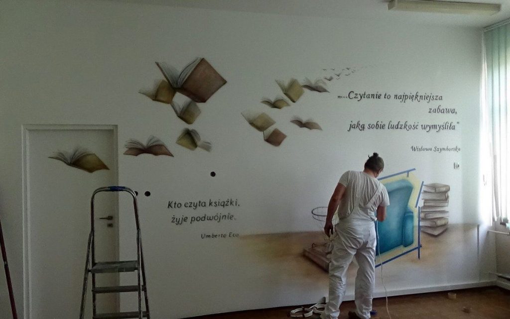 Aranżacja klasy języka polskiego, mural w klasie, promujący edukacje