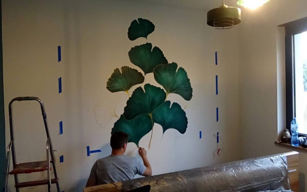 Malowanie liści w sypialni, mural o tematyce przyrodniczej, liście w sypialni namalowane ręcznie, mural zamiast tapety