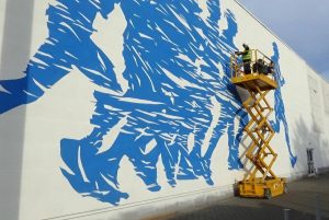 Mural o tematyce sportowej dla marki Decathlon artystycznie, mural na sklepie