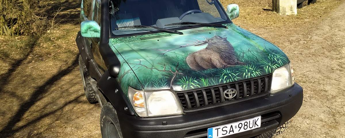 Artystyczne malowanie samochodu terenowego, tuning wizualny, malowanie aerografem motyw leśny. toyota Land cruiser