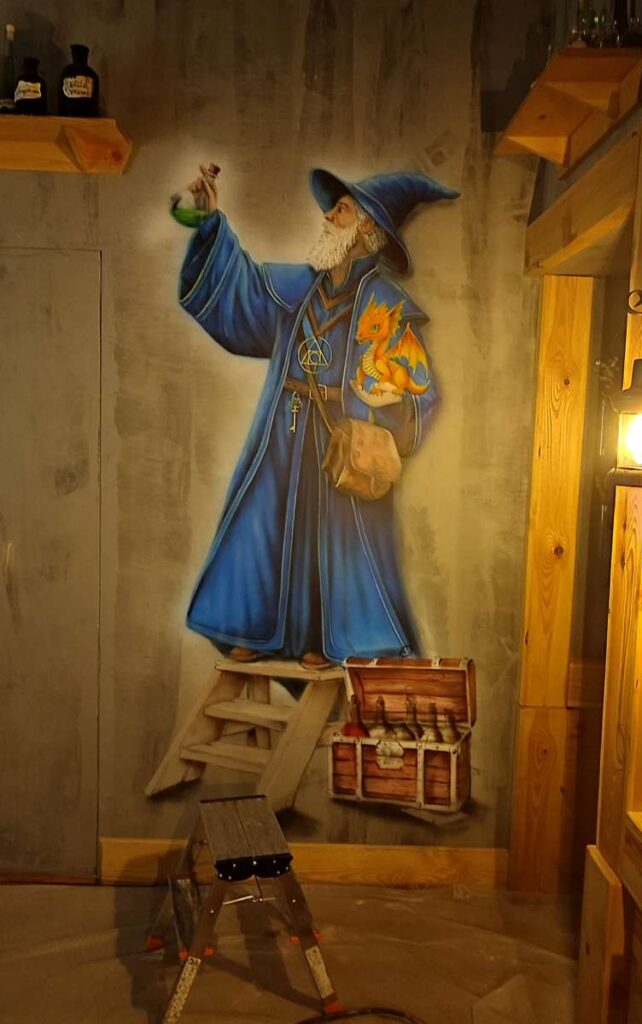 Mural, malowanie maga sięgającego po fiolkę, mural w barze, magiczny mural nawiązujący do alchemii