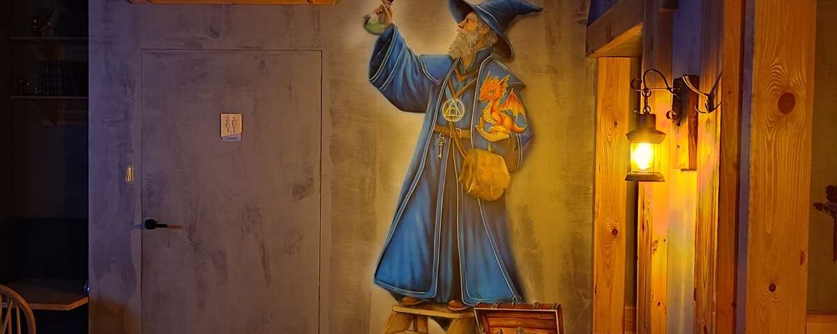 Mural w Kolba resto bar w Krakowie, malowidło przedstawia alchemika, aranżacja baru