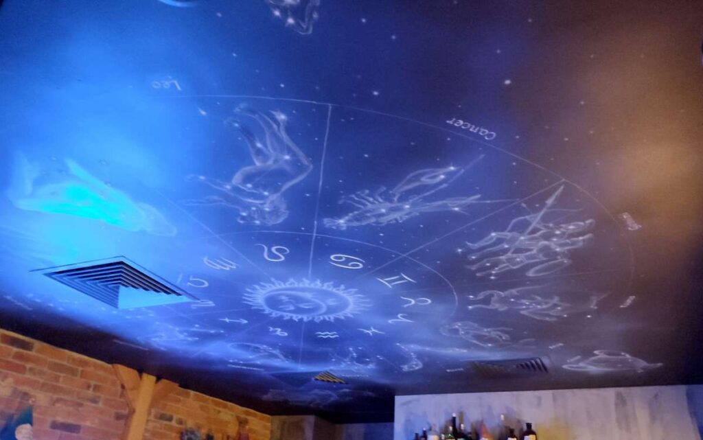 Artystyczne malowanie sufitu, mural na suficie w Kolba Resto Bar w Krakowie, mural nawiązujący do horoskopu i znaków zodiaku.