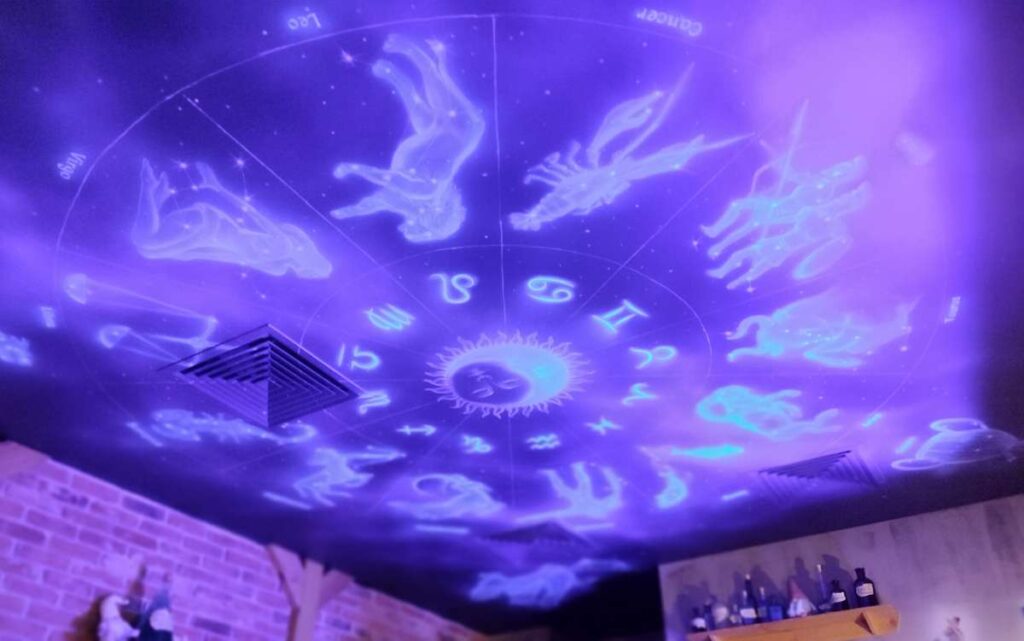 Mural na suficie namalowany farbami UV świecącymi w ultrafiolecie, motyw astrologiczny, malowanie znaków zodiaku w Kolba Resto-Bar Kraków