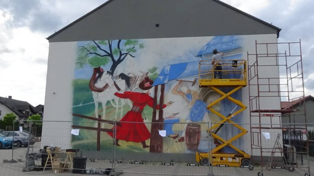 Mural w Mosinie, obraz Zofii Stryjeńskiej Pod Kuźnią, malowanie murali